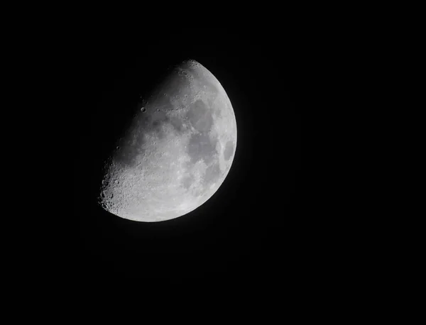 Mezza Luna Con Sfondo Cielo Nero Notte — Foto Stock