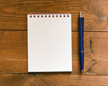 Boş not defteri ve ofis tahtasının üzerinde.