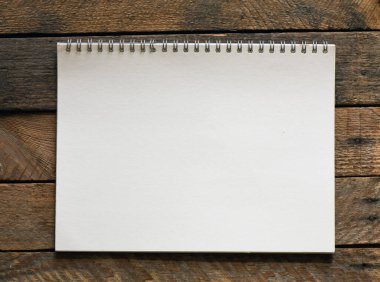 Boş not defteri ve ofis tahtasının üzerinde.