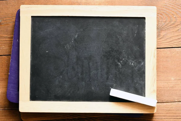 Tiza Escuela Vacía Sobre Una Mesa Madera Espacio Vacío Para —  Fotos de Stock