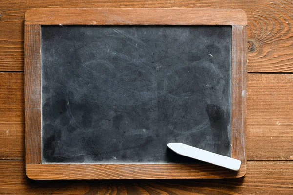 Leere Schulkreidetafel Auf Einem Holztisch Leerer Speicherplatz Text Einzugeben Oder — Stockfoto