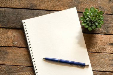 Boş not defteri ve ofis tahtasının üzerinde.