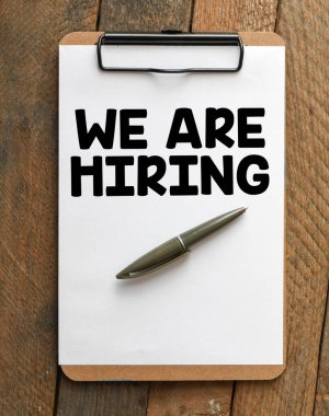 Bir kağıt parçasına yazılmış kiralık bir kelimeyiz..