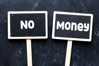 Tebeşir tahtalarına ve siyah arkaplana yazılmış para yok mesajı. İş dünyasında kavram.