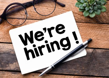 Beyaz bir çarşaf ve ahşap bir zemine yazılmış kelimeleri kiralıyoruz. İş dünyasında kavram.