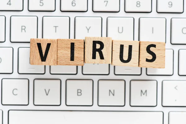 Virus Das Wort Virus Aus Holzbuchstaben Auf Einer Weißen Computertastatur — Stockfoto