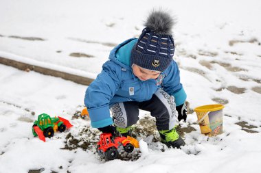 Küçük çocuk ve ilk kar