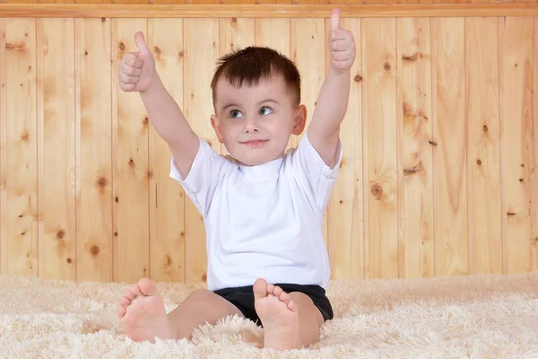 Netter Kleiner Junge Lächelt — Stockfoto