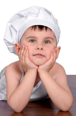 Küçük bir aşçı düşünceli oturur