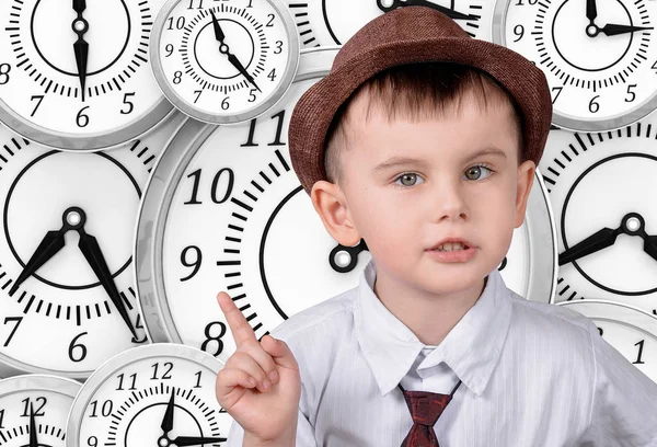 Niño Con Sombrero Señala Reloj Concepto Tiempo —  Fotos de Stock