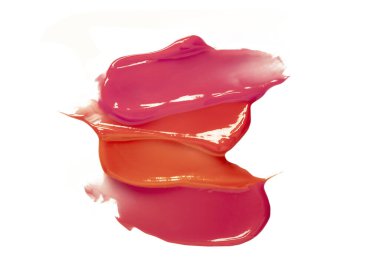 Beyaz arka planda dudak parlatıcısı kırmızı pembe leke örneği. Kozmetik makyaj lekesi