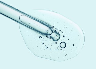 Sıvı mavi jel ya da serum beyaz izole arkaplan üzerinde damla ve pipette