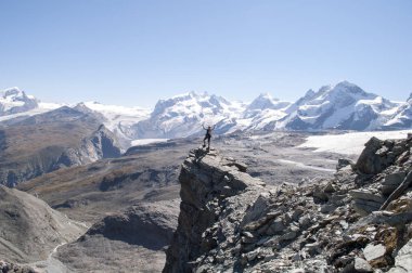Onun zirve yolunda dağcı