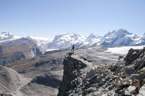 Onun zirve yolunda dağcı