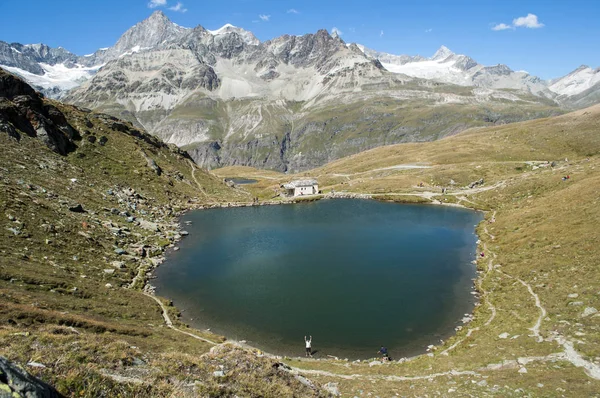 İsviçre Alpleri'nde dağ gölü