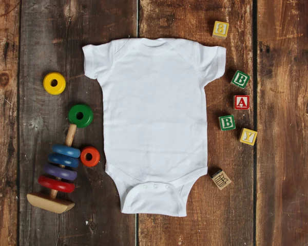 Mockup Flat Lay White Bodysuit Infantil Com Brinquedos Fundo Madeira — Fotografia de Stock