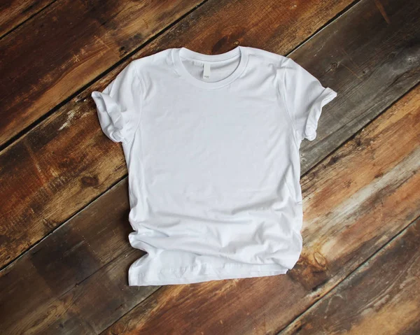 Bianco T Shirt mockup piatta giaceva su legno — Foto Stock