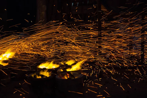 Faire du feu, grill de feu, flammes de feu, charbon de bois brûler — Photo