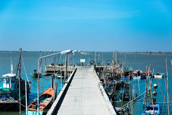 Beautiful view of fisherman boat park at jetty with blue sky and sea, Thailand — Stock Photo, Image