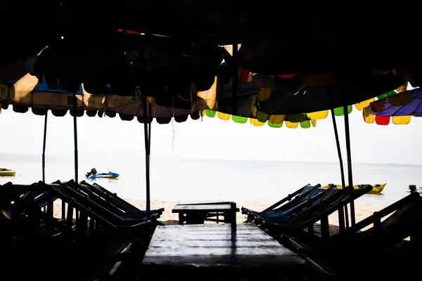Liegestühle und Sonnenschirm am schönen tropischen Strand mit Schatten und Meereshintergrund, thailändischer Strand — Stockfoto