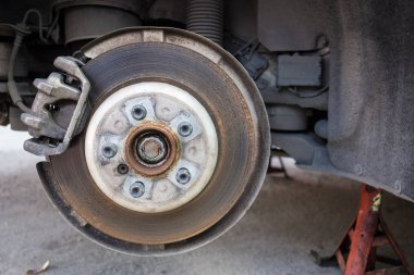 Araba tekerlek Asansör olmadan yukarı Hidrolik tarafından lastik değiştirme bekliyor