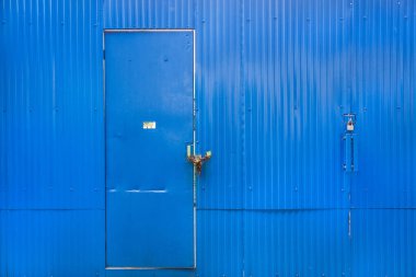 Mavi oluklu metal doku yüzeyi, mavi çinko duvar, mavi kapı