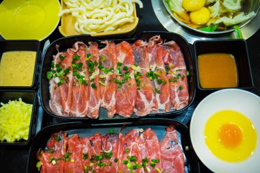 Domuz eti dilim Shabu shabu, domuz eti, yumurta, sosu, yeşil yeşil soğan, lezzetli yemek yemeye hazır ayarla