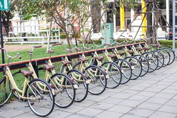 Żółty rowerów parking do wynajęcia — Zdjęcie stockowe