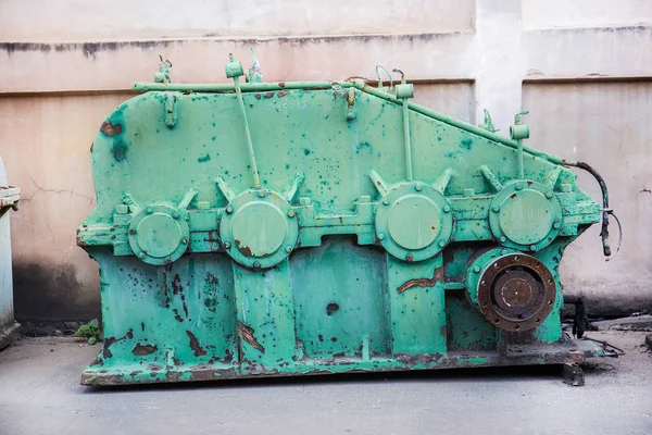 Verde vieja máquina de acero con óxido, repuesto vintage, concepto de industria —  Fotos de Stock
