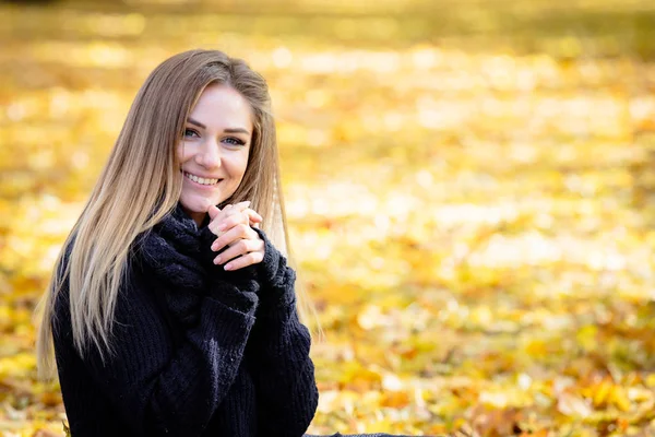 Ung blond kvinna i höst park — Stockfoto