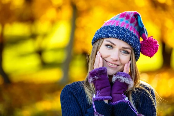 Young blond woman in autumn Park — Stock Photo, Image