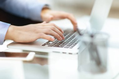 eller çoklu görev adamı dizüstü kullanarak kapatın