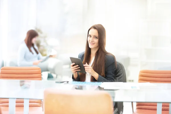Молодая деловая женщина работает с планшетом в офисе — стоковое фото