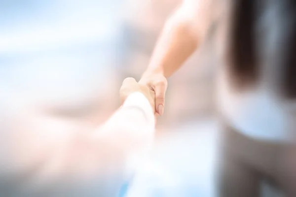 Mulher de negócios acolhedora dando um aperto de mão — Fotografia de Stock