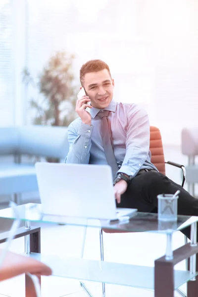 Elegante uomo d'affari che analizza i dati in ufficio — Foto Stock