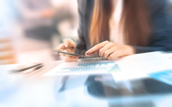 Mladé ženy pracovat s počítačem tablet v úřadu — Stock fotografie