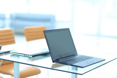Modern ofis tabloda üstünde laptop