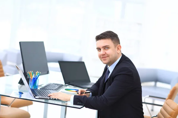 Giovane dipendente che guarda il monitor del computer durante la giornata lavorativa in ufficio — Foto Stock