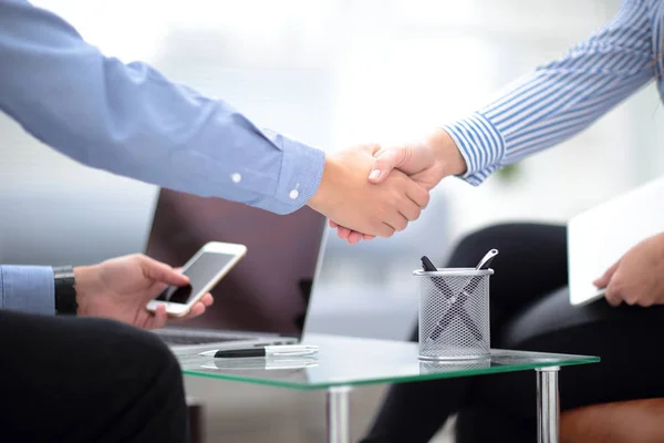 Zblízka pohled na koncept handshake obchodní partnerství. Fotografie ze dvou podnikatel handshaking procesu. Úspěšné řešení po velké setkání. — Stock fotografie