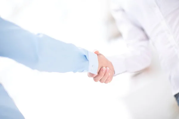 Vista de cerca del concepto del apretón de manos de la asociación de negocios.Foto de dos hombres de negocios que estrechan las manos process.Successful acuerdo después de una gran reunión . — Foto de Stock