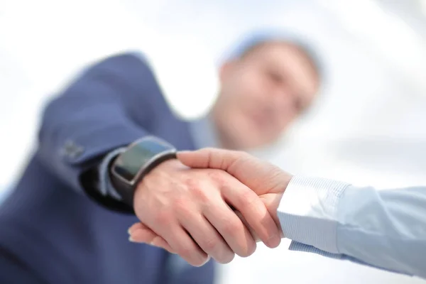 Close-up van partnerschap handdruk bedrijfsconcept. Foto van twee zakenman handshaking proces. Succesvolle deal na grote bijeenkomst. — Stockfoto