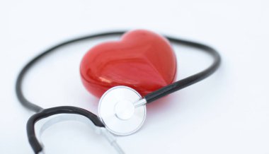 Kırmızı Kalp ve steteskop.