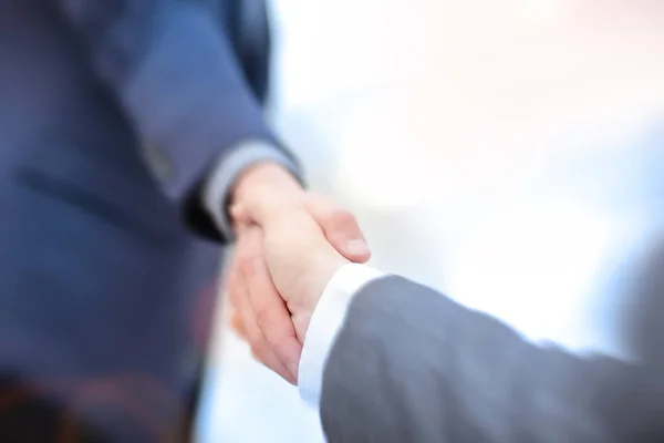 Close-up van partnerschap handdruk bedrijfsconcept. Foto van twee zakenman handshaking proces. Succesvolle deal na grote bijeenkomst. — Stockfoto