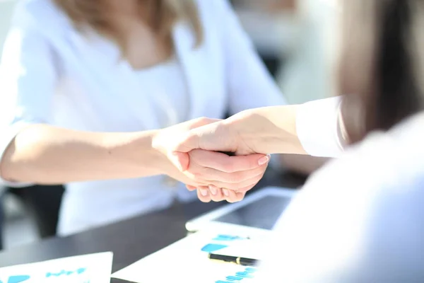 Vista de cerca del concepto del apretón de manos de la asociación de negocios.Foto de dos hombres de negocios que estrechan las manos process.Successful acuerdo después de una gran reunión . — Foto de Stock