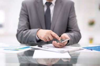 Mermiyi tutuyor ve ekran dokunaklı bir adam alay