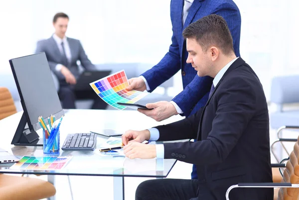 Giovane dipendente che guarda il monitor del computer durante la giornata lavorativa in ufficio — Foto Stock