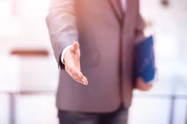 Concepto de negocio y oficina: hombre de negocios con la mano abierta lista para el apretón de manos — Foto de Stock