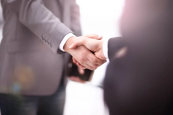 Vista de cerca del concepto del apretón de manos de la asociación de negocios.Foto de dos hombres de negocios que estrechan las manos process.Successful acuerdo después de una gran reunión . — Foto de Stock