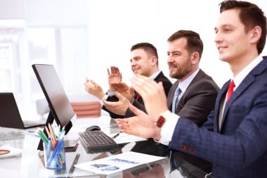 iş, teknoloji ve office kavramı - dizüstü bilgisayarlar, belgeler ve yandan alkışlar ile mutlu iş takım