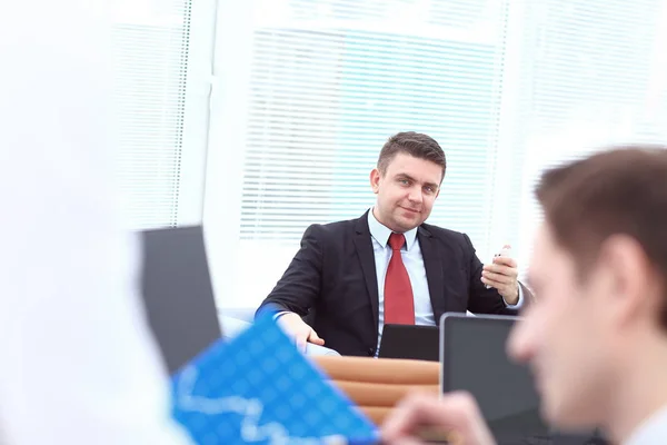 Heureux jeune homme d'affaires lecture de la paperasse au bureau — Photo